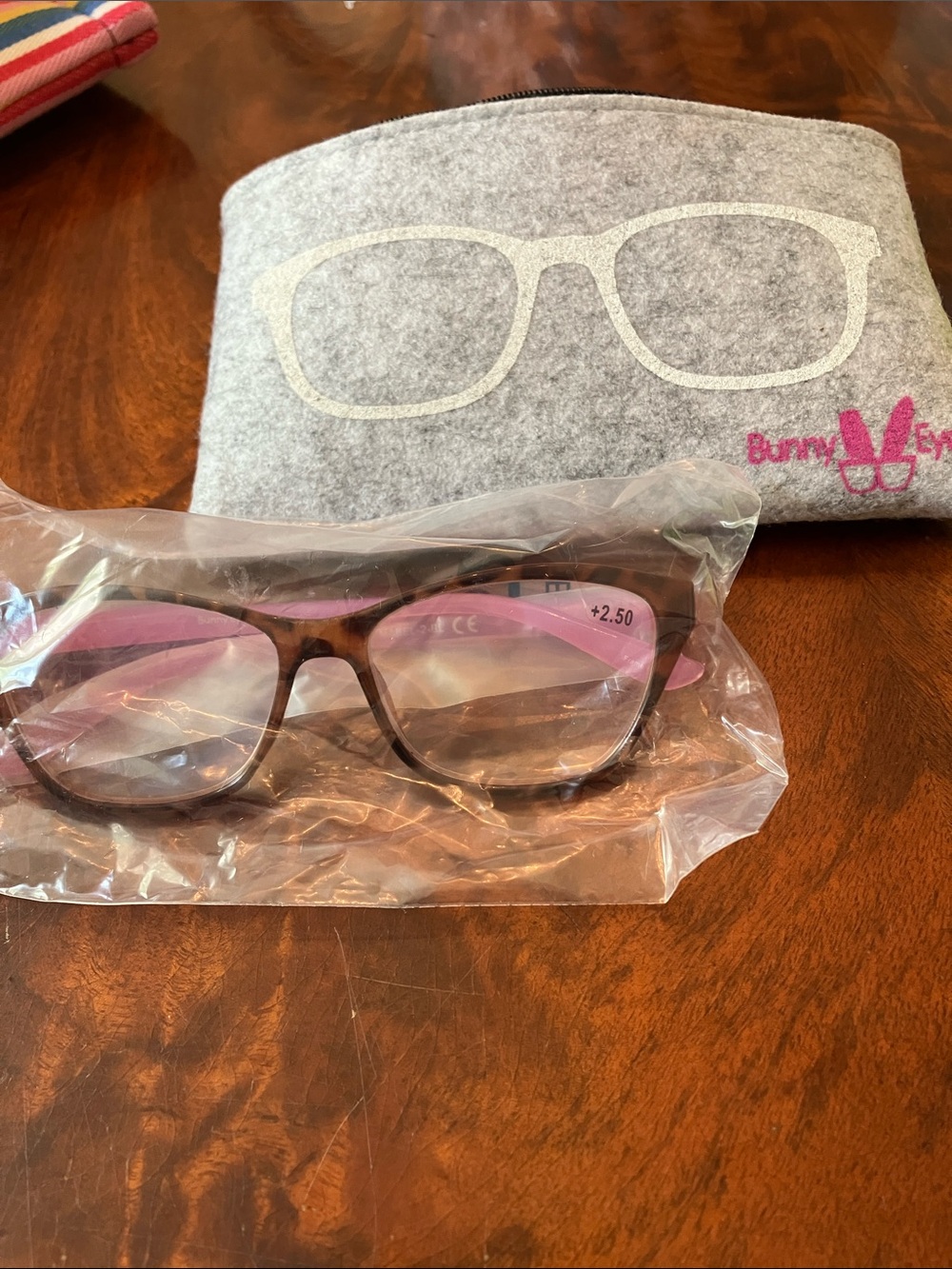 Women's Pink Accent Reading Glasses with Gray Felt Case look at photos!